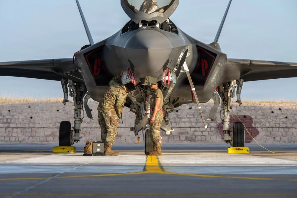 जोधपुर एयरबेस पर अमेरिकी F-35A Lightning II का दमदार फ्रंट व्यू। दुनिया के सबसे आधुनिक पांचवीं पीढ़ी के लड़ाकू विमानों में शामिल F-35A तरंग शक्ति 2026 में पहली बार भारतीय जमीन से बड़े सैन्य अभ्यास में शामिल हुआ है। इसकी सबसे बड़ी खासियत स्टील्थ, सेंसर फ्यूजन और बेहतर सिचुएशनल अवेयरनेस है।