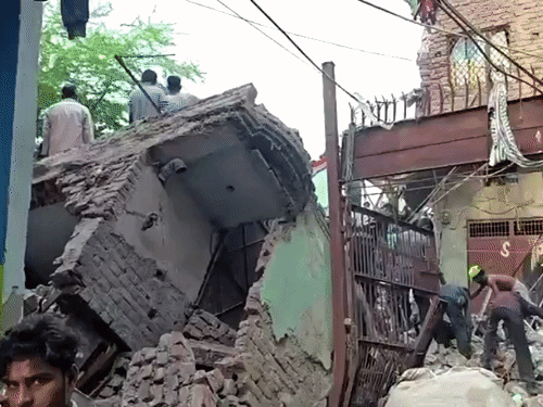 सीमापुरी इलाके में यह इमारत ईदगाह मस्जिद के पास ही स्थित थी।