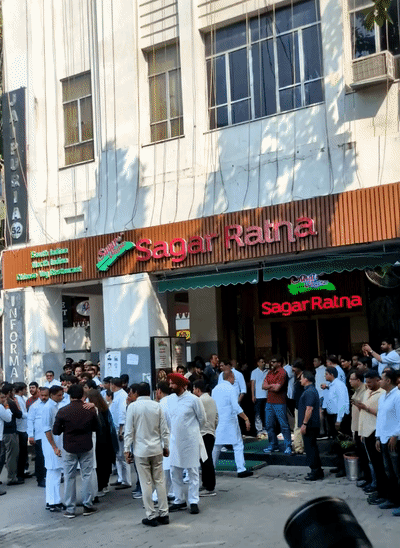 विपक्षी सांसद दोपहर 1:30 बजे जनपथ के सागर रत्ना रेस्टोरेंट पहुंचे।