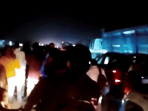 रास्ता रोके जाने के कारण टोंक रोड पर करीब 5 किलोमीटर लंबा जाम लग गया।