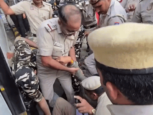 दिल्ली में कांग्रेस के प्रोटेस्ट के दौरान बाड़मेर-जैसलमेर सांसद उम्मेदाराम बेनीवाल को हिरासत में लेती पुलिस।