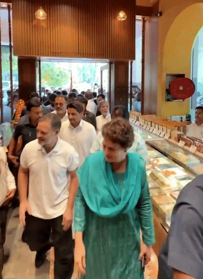 राहुल गांधी, प्रियंका गांधी आणि काँग्रेस अध्यक्ष मल्लिकार्जुन खरगे सागर रत्ना रेस्टॉरंटमध्ये गेले.