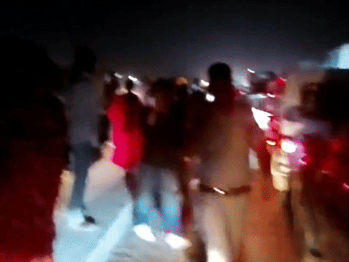 जाम लगने के कारण कई लोग गाड़ियों से निकलकर सड़क पर आ गए।