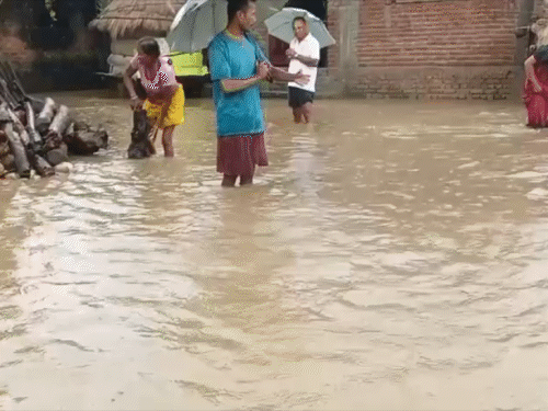 बिहारमधील बगहा येथील दोन क्षेत्रातील ५० हून अधिक घरांमध्ये पाणी साचले आहे.