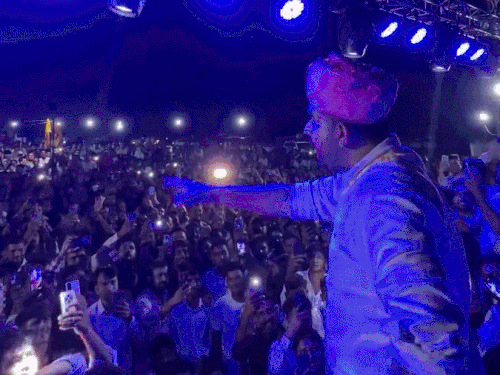 नागौर के बुटाटी में शिव विधायक रविंद्र सिंह भाटी का माइक बंद हो गया। इससे भड़के भाटी ने कहा कि गरीब जनता की आवाज दबा नहीं सकते।