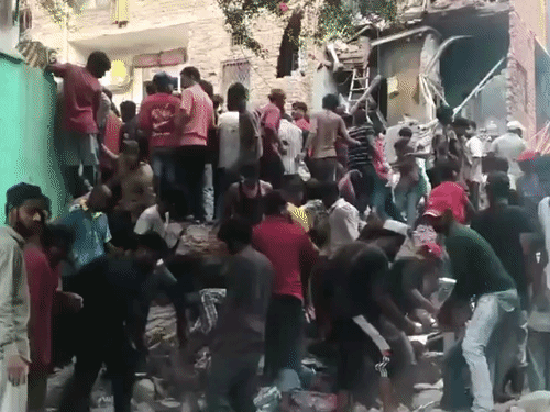 रेस्क्यू टीमों के साथ स्थानीय लोग भी मलबा हटाने में जुटे हुए हैं।