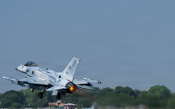 जोधपुर के आसमान में गरजता UAE का F-16। तस्वीर में नजर आ रहा फाइटर जेट F-16 Fighting Falcon है, जिसे संयुक्त अरब अमीरात की वायुसेना ने तरंग शक्ति 2026 में शामिल किया है। यह बहुउद्देश्यीय लड़ाकू विमान हवा से हवा और हवा से जमीन पर हमले जैसे विभिन्न मिशनों के लिए इस्तेमाल किया जाता है।