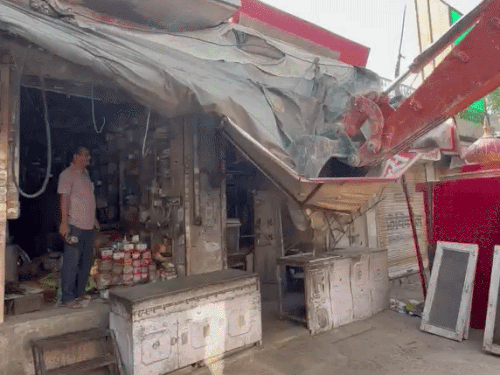जयपुर में अतिक्रमण की कार्रवाई के दौरान दुकानदार पीछे नहीं हटा। पूरी दुकान में धूल का गुबार भर गया।