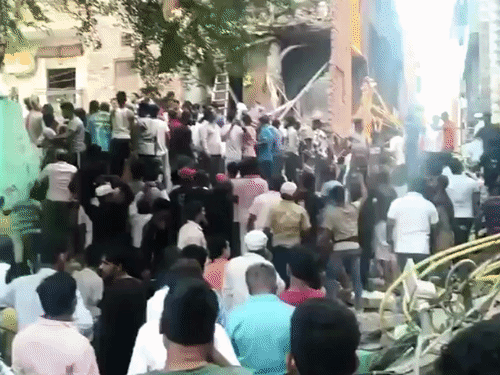 स्थानीय लोगों ने बताया कि हादसे के दौरान बिल्डिंग की पहली मंजिल पर एक परिवार के चार से पांच लोग मौजूद थे।