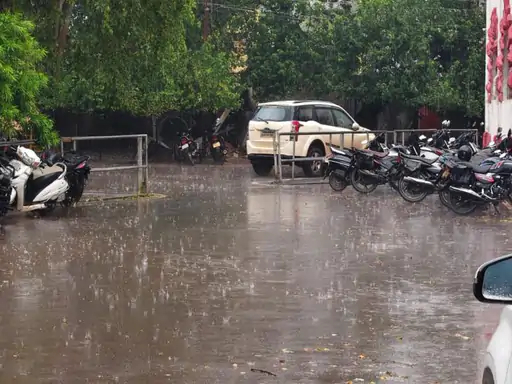 छत्तीसगडमधील दुर्ग येथे बुधवारी संध्याकाळी मुसळधार पावसासह गाराही पडल्या.