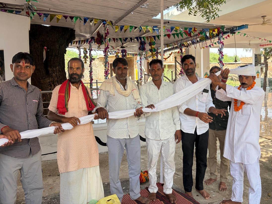 आयोजकों ने सहयोग करने वाले ग्रामीणों का सम्मान किया।