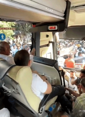 राहुल गांधी, मल्लिकार्जुन खरगे यांच्यासह विरोधी खासदार रेस्टॉरंटमधून बाहेर पडून बसमध्ये बसले. त्यानंतर ते आंदोलनासाठी पुढे निघाले.