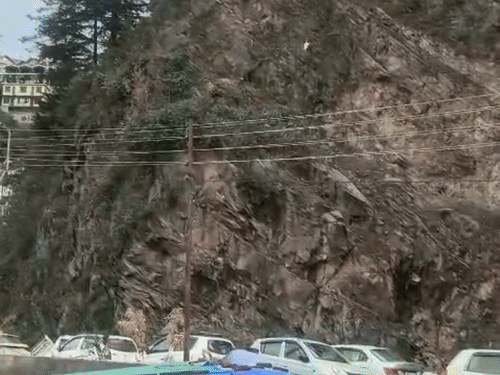 शिमल्यातील संजौली-ढली बायपासवर भूस्खलनाच्या वेळी येथून जाणारी कार थोडक्यात बचावली.