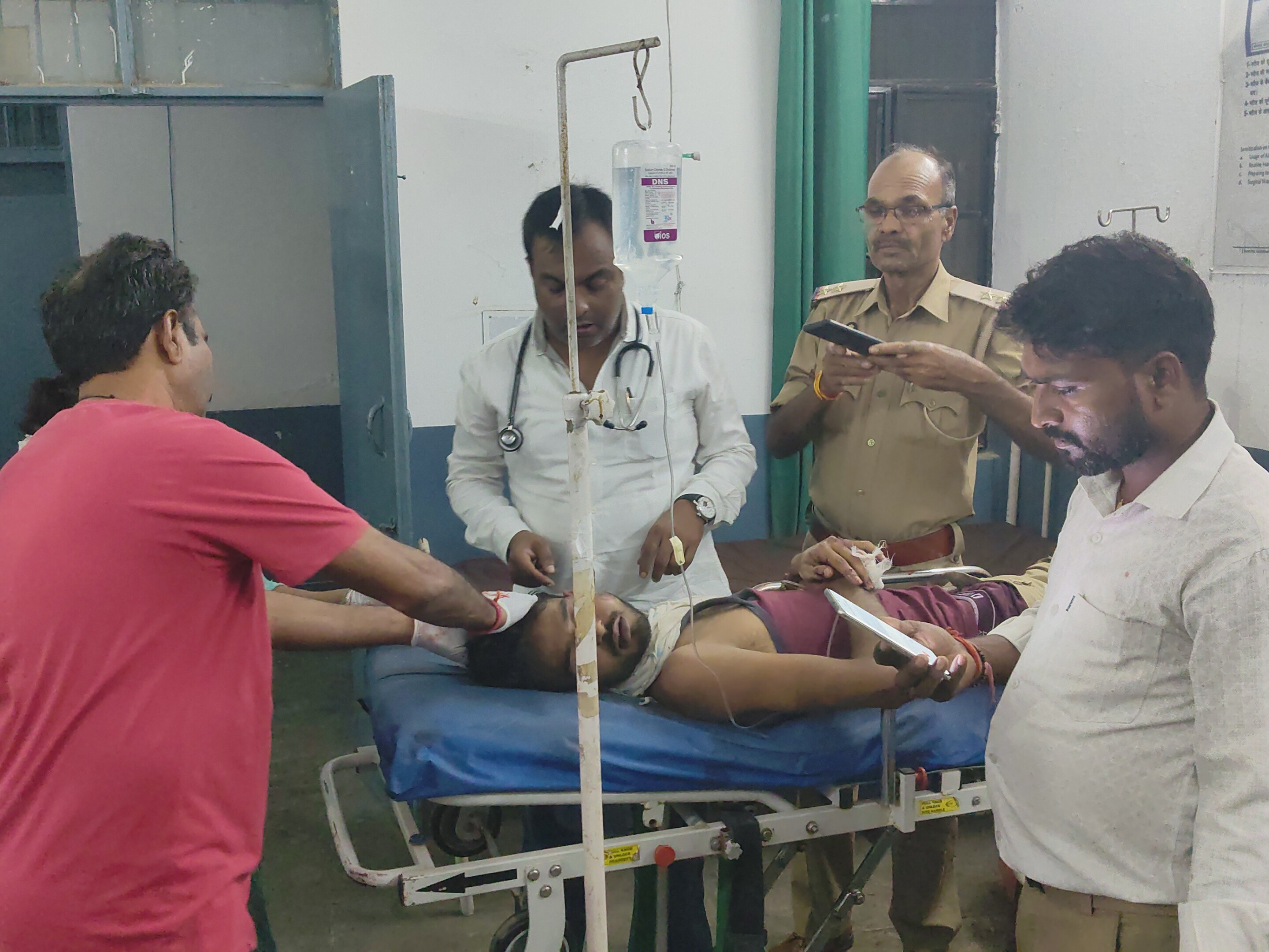 4 घायलों को अस्पताल लाया गया। यहां पर तीन को मृत घोषित कर दिया गया।