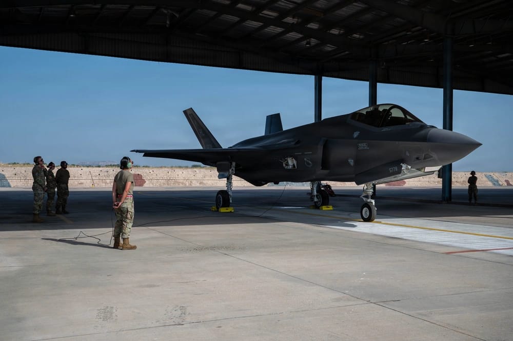 जोधपुर एयरबेस पर तैनात अमेरिकी F-35A Lightning II। यह सिंगल-इंजन, सुपरसोनिक, मल्टीरोल पांचवीं पीढ़ी का लड़ाकू विमान है, जो हवा से हवा और हवा से जमीन दोनों तरह के मिशनों के लिए बनाया गया है। इसकी अधिकतम गति करीब Mach 1.6 है।