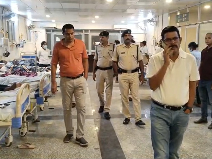 अस्पताल में पहुंचे अधिकारी।