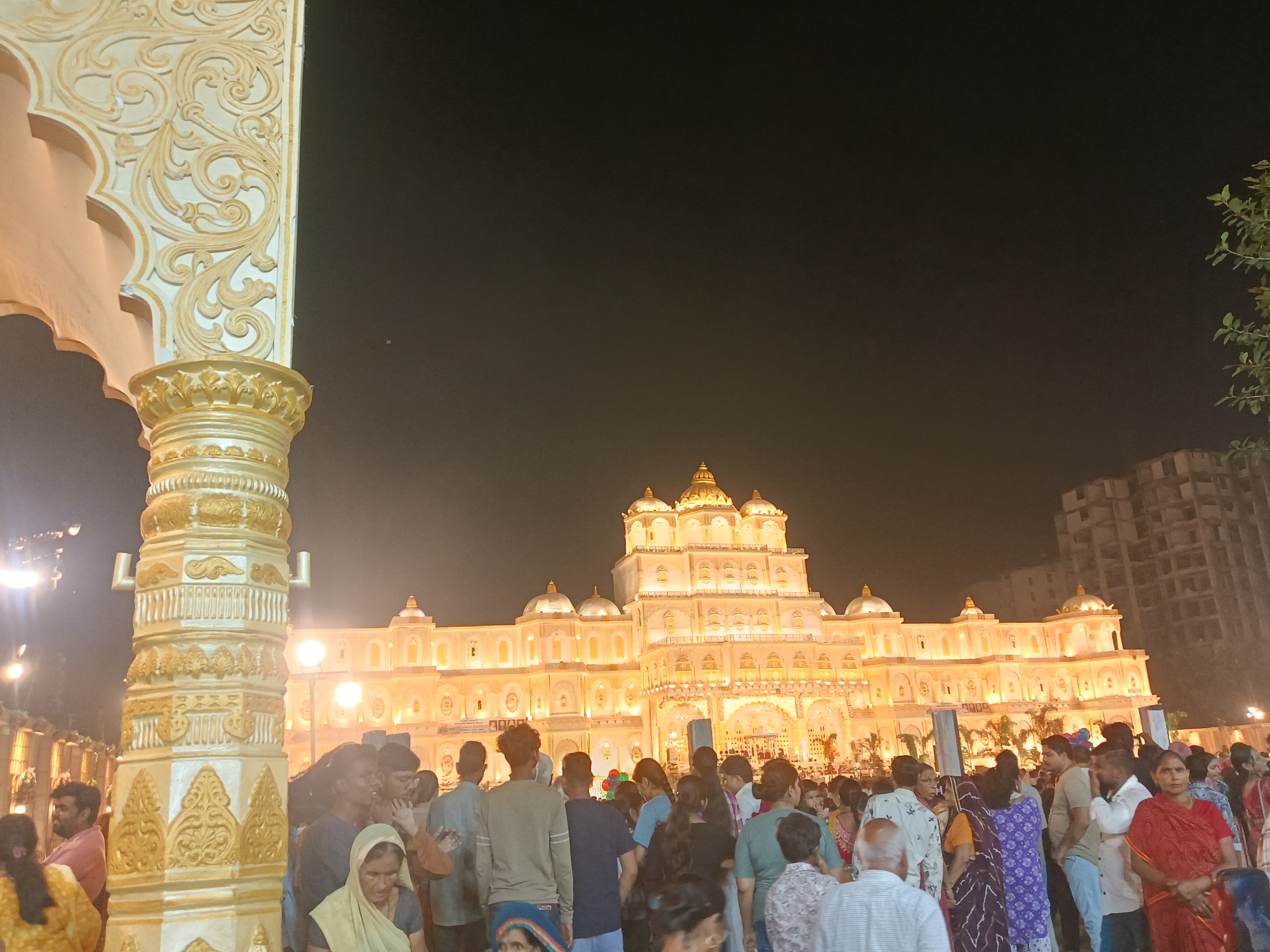 जनक महल को देखने के लिए उमड़े दर्शनार्थी