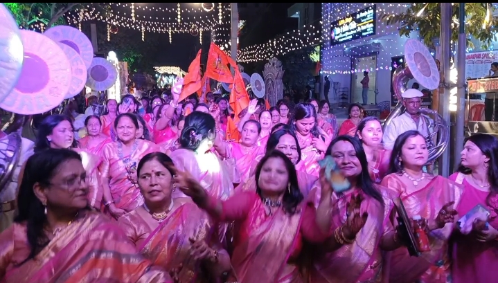 माता सीता के डोले में महिलाएं एक ही परिधान में झूमती नजर आई