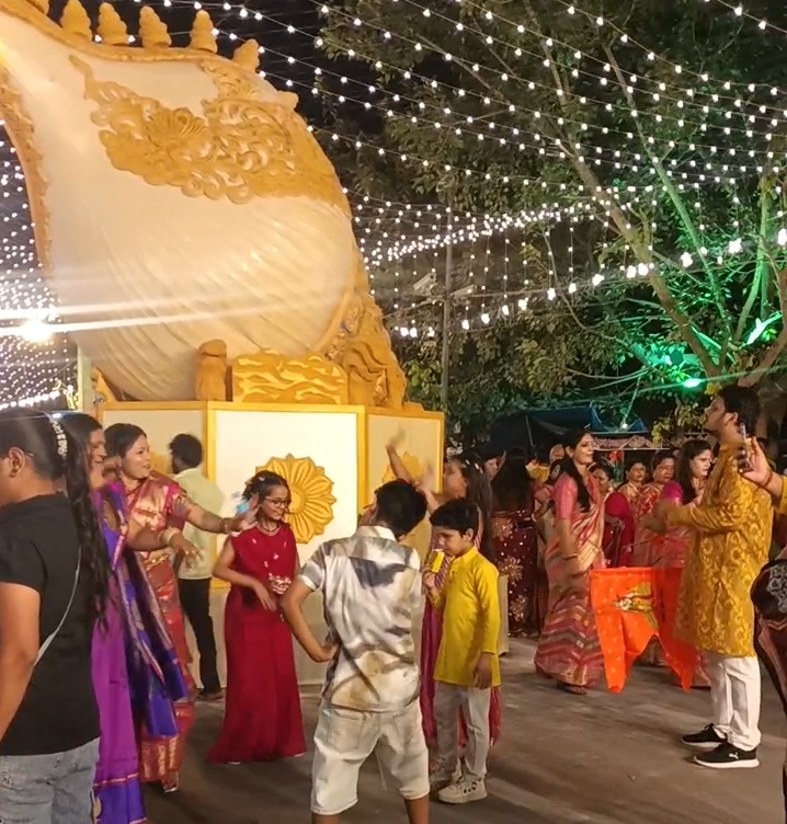 जनकपुरी क्षेत्र में भजनों पर झूमते बच्चे और लोग