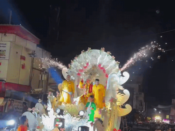 सिया को ब्याहने निकले रथ पर श्रीराम