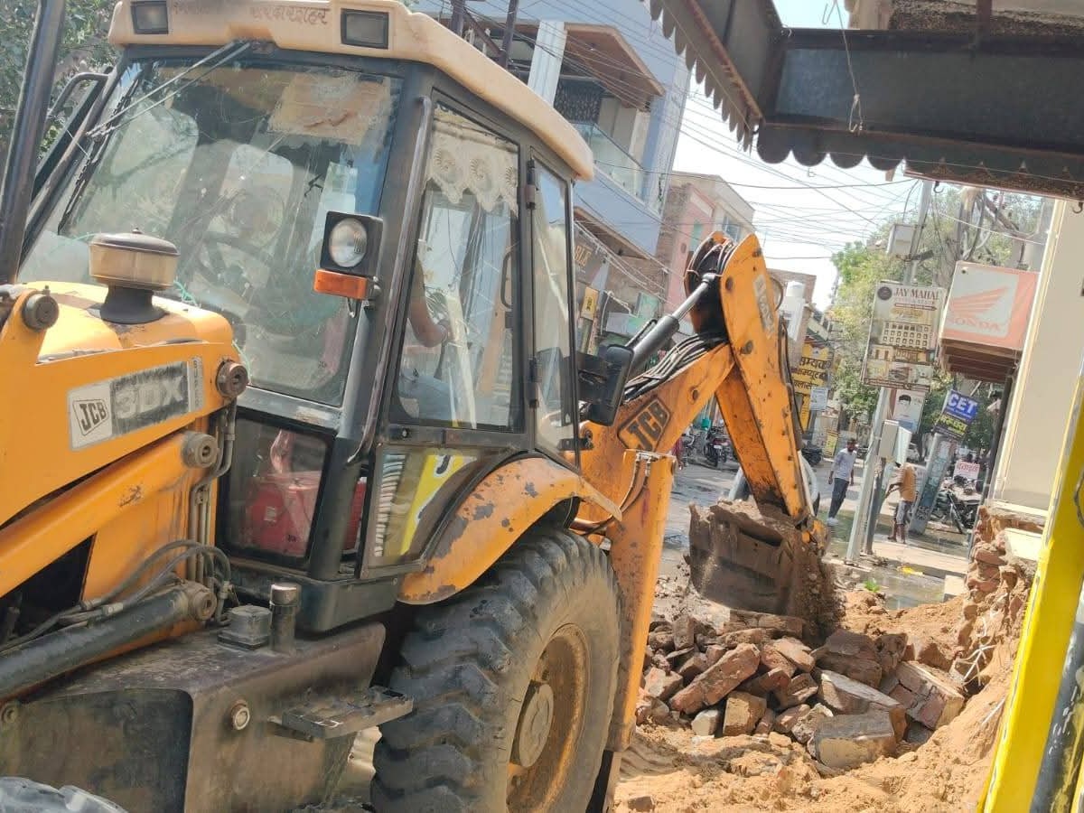 श्रीराम मंदिर रोड पर नाला निर्माण का कार्य चल रहा है।