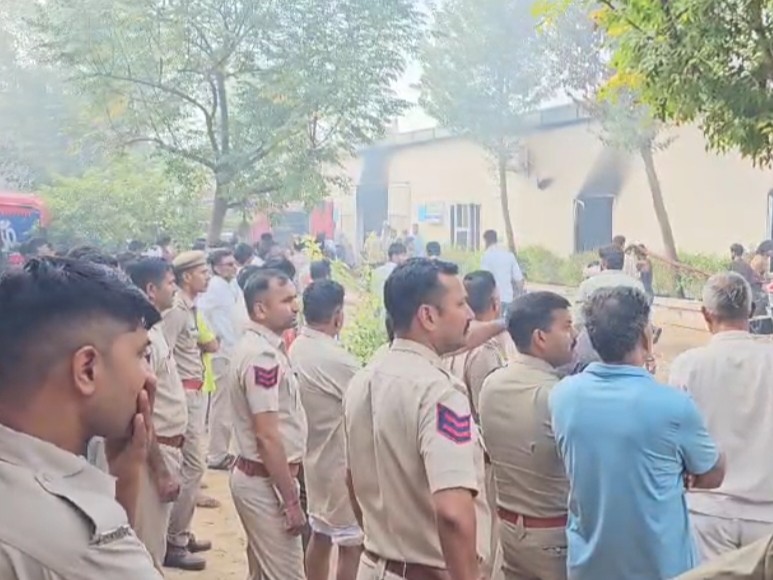 घटना की सूचना पर एसडीएम प्रियंका कड़ेला, डीएसपी रोहित सांखला सहित अन्य प्रशासनिक अधिकारी मौके पर पहुंचे।