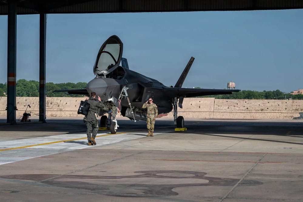 मिशन से पहले F-35A के आसपास ग्राउंड क्रू की तैयारी। आधुनिक लड़ाकू विमान की ताकत सिर्फ उसकी स्पीड और हथियारों में नहीं, बल्कि पायलट, तकनीकी टीम और ग्राउंड सपोर्ट के सटीक तालमेल में भी होती है। तरंग शक्ति इसी संयुक्त ऑपरेशनल क्षमता को परखने का मंच है।