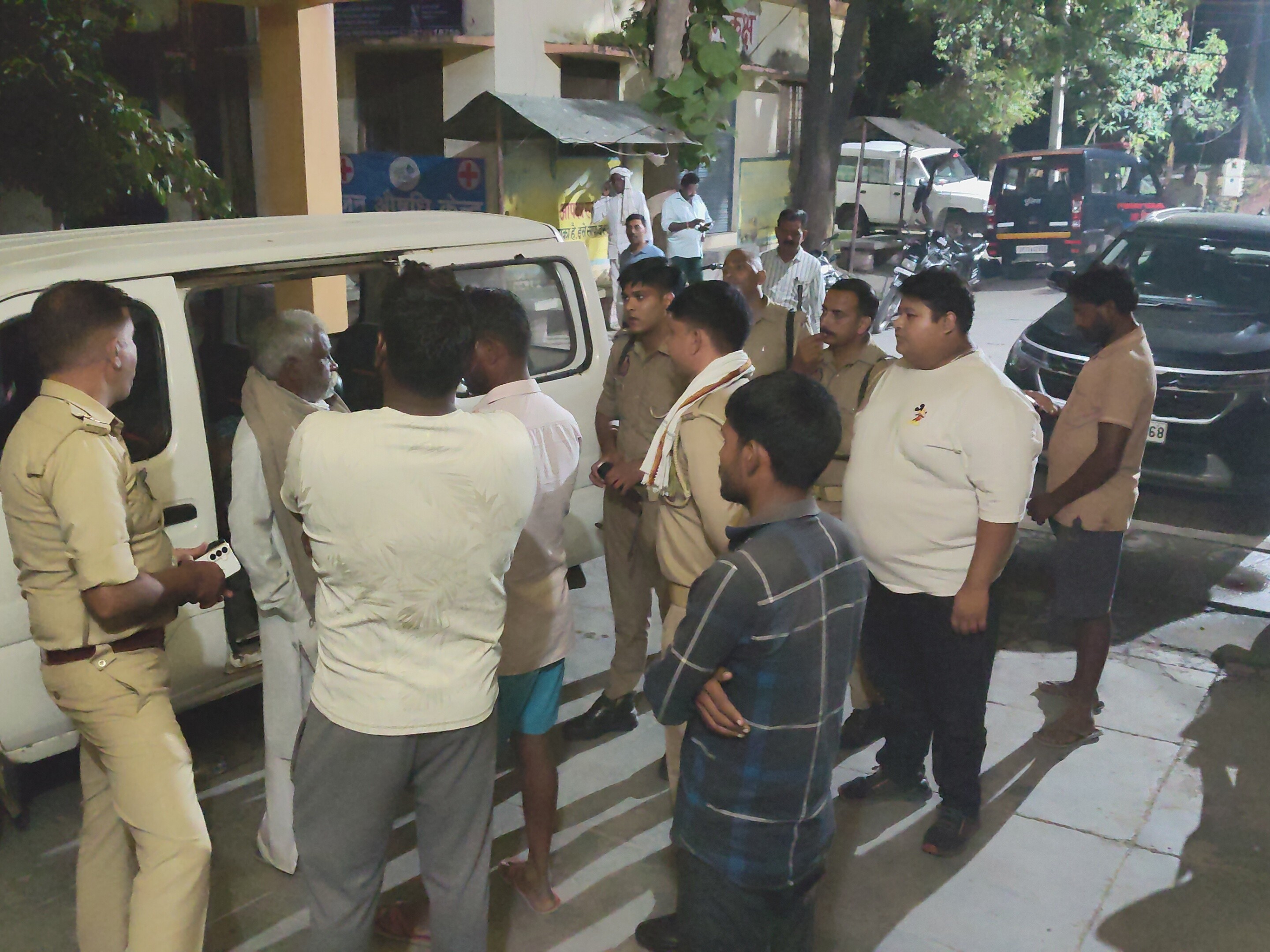 पुलिस ने परिवार और गांववालों से मामले की जानकारी ली।