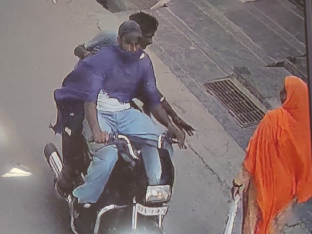 महिला से लूट करने वाले बदमाश सीसीटीवी में कैद।