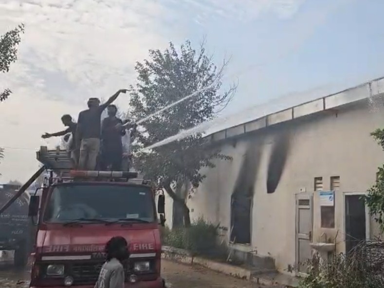 दमकलकर्मियों ने कई घंटों की मशक्कत के बाद आग पर काबू पाया।