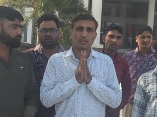 कृष्ण मुरारी शर्मा ने डीएनए जांच की मांग की है। उन्हें बच्चे की अदला-बदली का शक है। परिवार हॉस्पिटल के बाहर ही धरने पर बैठा है।