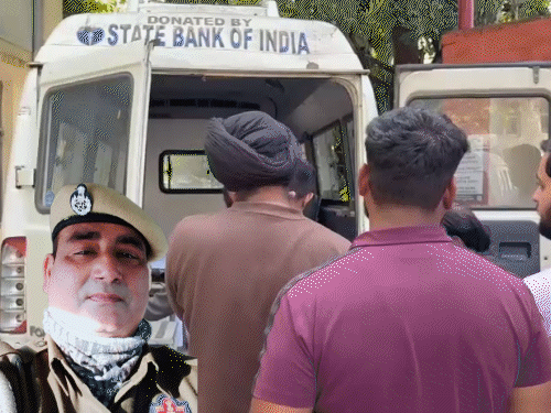शव को पोस्टमॉर्टम के लिए ले जाते हुए। इनसेट में एएसाई का फाइल फोटो। - Dainik Bhaskar