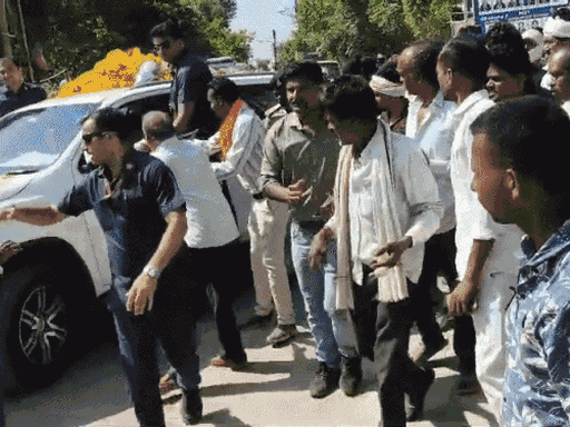 पांढुर्णा में किसानों ने सीएम का काफिला रोक लिया था।