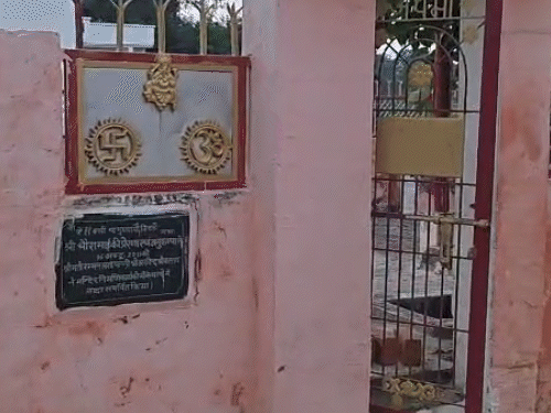 लाइब्रेरी बिल्डिंग का उद्घाटन 2006 में हुआ था। तब जया बच्चन और अमर सिंह गांव आए थे।