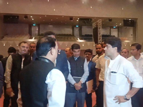 केन्द्रीय मंत्री ज्योतिरादित्य सिंधिया ने इंडिया मोबाइल कांग्रेस के उद्घाटन से पहले, द्वारका के यशोभूमि में तैयारियों का जायजा लिया।