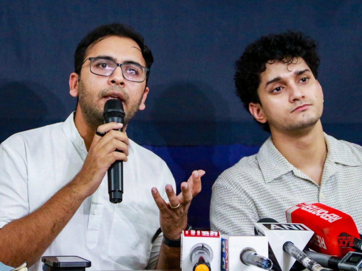 कॉकरोच जनता पार्टी के प्रवक्ता आशुतोष रांका और सौरव दास। - फाइल फोटो। - Dainik Bhaskar