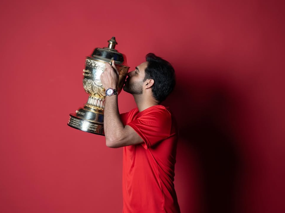 भुवनेश्वर कुमार IPL ट्रॉफी के साथ। - Dainik Bhaskar