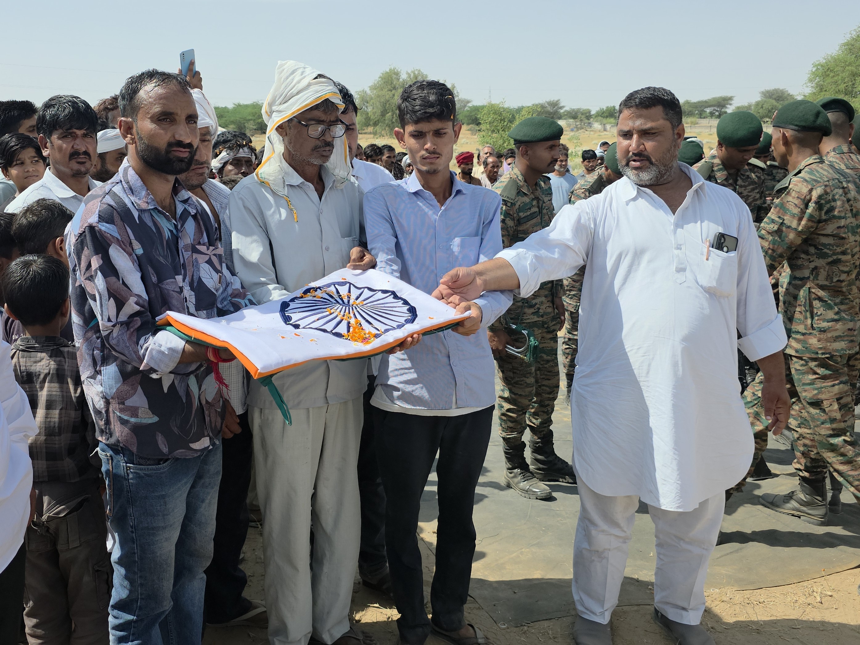सैनिक के भाई और पिता को जवानों ने तिरंगा सौंपा