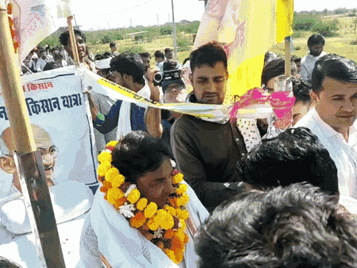 पदयात्रा के दौरान रास्ते में कई लोगों ने नरेश मीणा का स्वागत किया था।