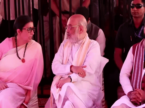 कार्यक्रम में गृह मंत्री अमित शाह से बात करतीं प्रभारी स्मृति ईरानी।