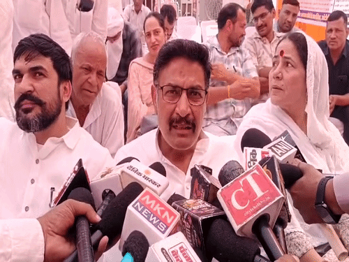 भिवानी में भाजपा के प्रदेश प्रकोष्ठ प्रभारी एवं जिला प्रभारी डबवाली मुकेश गौड़ को कार्यक्रम में मंच पर जगह नहीं मिली। इसके बाद उन्होंने मीडिया गैलरी में बैठकर कार्यक्रम सुना। मुकेश गौड़ ने बताया कि कार्यक्रम स्थल पर पहुंचने के बाद उन्हें पता चला कि मंच पर बैठने वाले नेताओं की सूची में उनका नाम नहीं है।