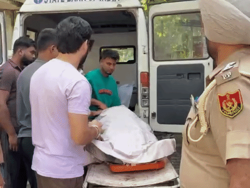 एएसआई का शव देखने के बाद पत्नी और बच्चे रोते हुए।