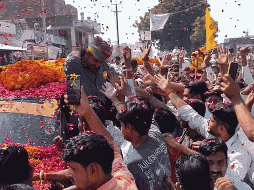 EWS सरलीकरण यात्रा को लेकर नागौर में स्थानीय लोगों ने रविंद्र सिंह भाटी का स्वागत किया।
