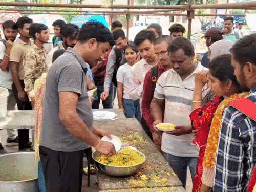 रोजगार मेले में पहुंचे युवाओं के लिए नाश्ते-पानी और दिव्यांगों के लिए ट्राईसाइकिल की व्यवस्था की गई है।