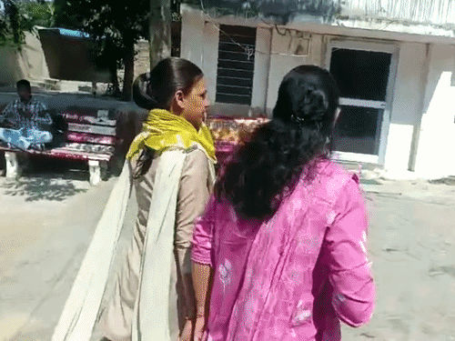 आरोपी जेलर दिव्या चौधरी को अजमेर सेंट्रल जेल में ले जाते हुए महिला पुलिसकर्मी।