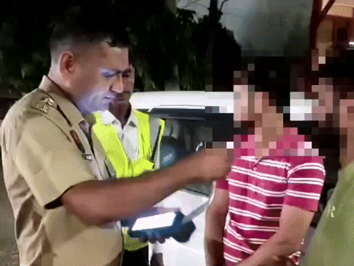 पंचकूला में युवकों की कार का चालान करते हुए ट्रैफिक पुलिस टीम।