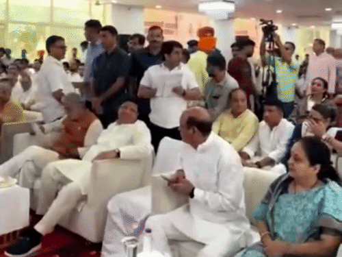 जिला महामंत्री शोभित को हाथ से इशारा करके कुर्सी पर बैठने के लिए बुलाते हुए विधायक धनेश अदलखा।
