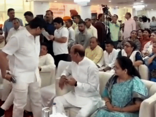 शोभित के आने के बाद मंत्री गोयल उन्हें कुर्सी पर बैठने से रोकते हुए।