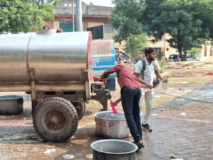 दूर-दराज से आए कैंडिडेट्स ने खाने-पीने की व्यवस्था पर नाराजगी जताई है।