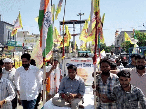 नरेश मीणा ने चाकसू में सभा के बाद सर्मथकों के साथ जयपुर कूच शुरू किया था।